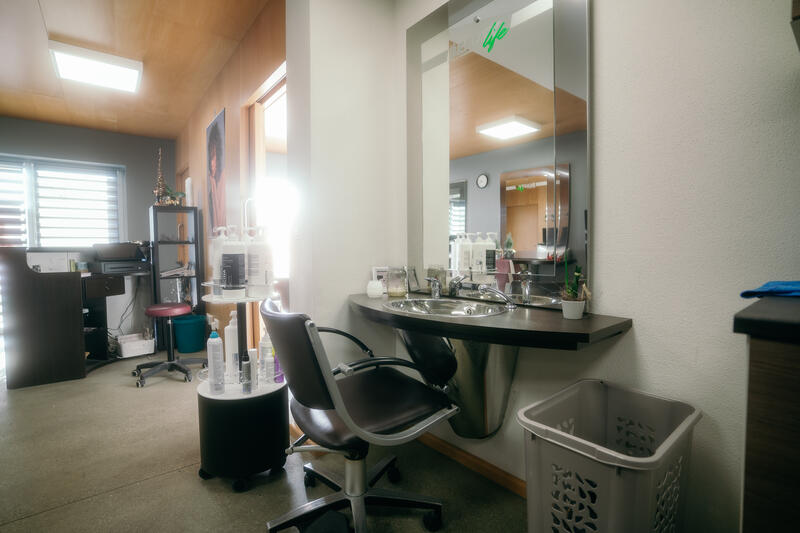 Friseurplatz mit Waschbecken