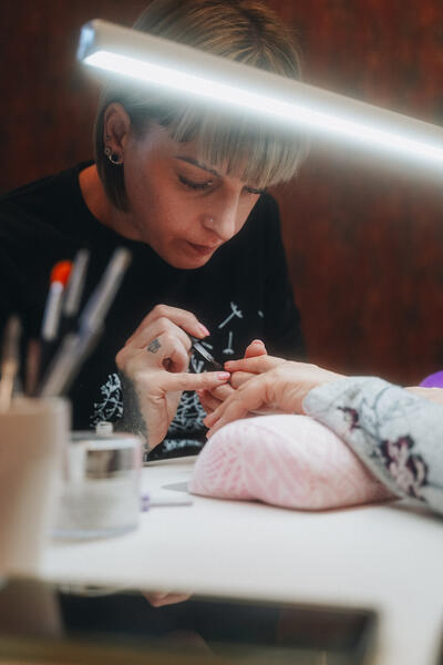 Nageldesign in Arbeit
