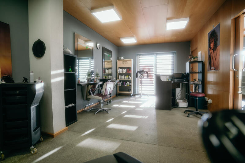 Salon-Übersicht mit Friseurplätzen