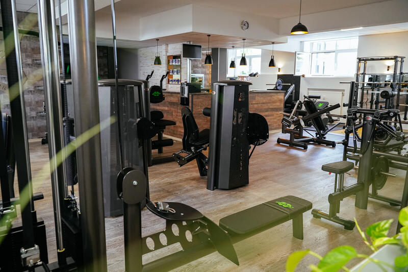 Studioübersicht mit Trainingsgeräten