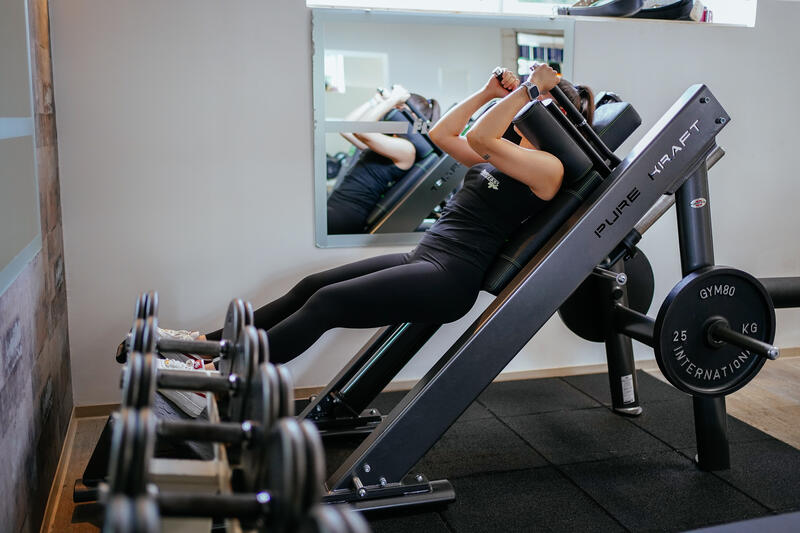 Training an der Beinpresse