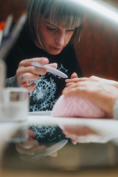 Nagelpflege Detailarbeit