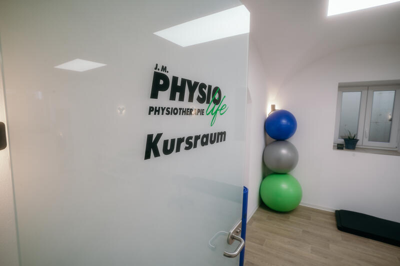 Kursraum mit Gymnastikbällen