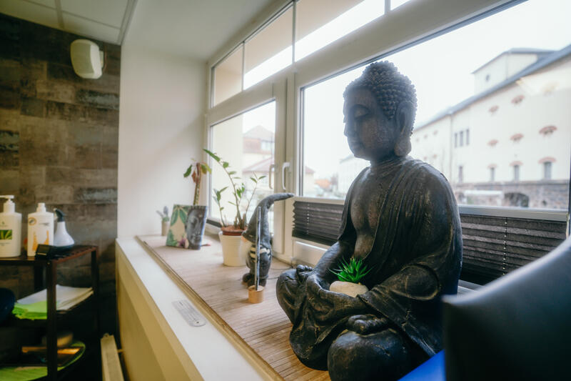Entspannungsbereich mit Buddha-Statue