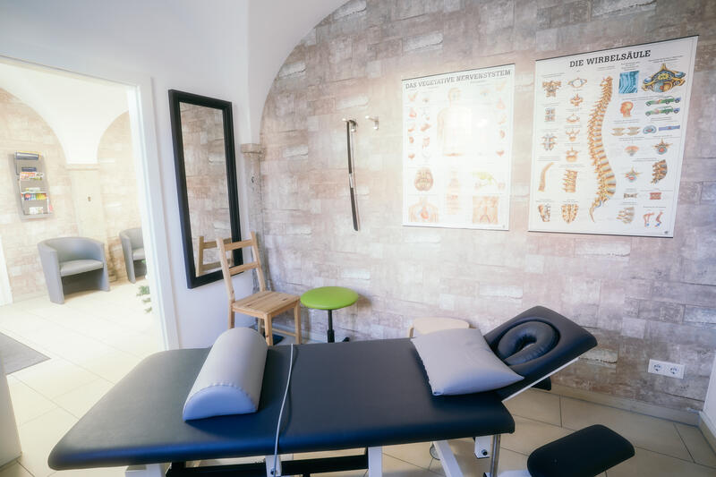 Behandlungsraum mit Therapieliege