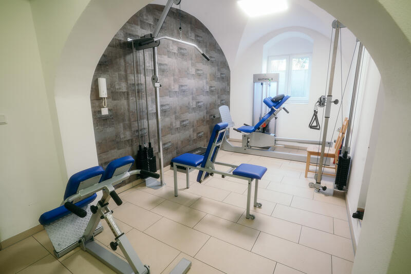 Trainingsraum mit Geräten