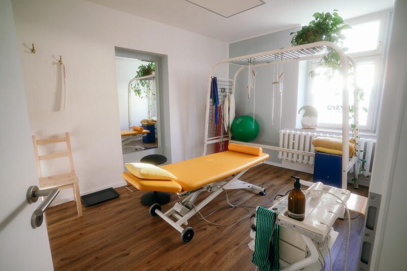 Behandlungsraum mit Schlingentherapie